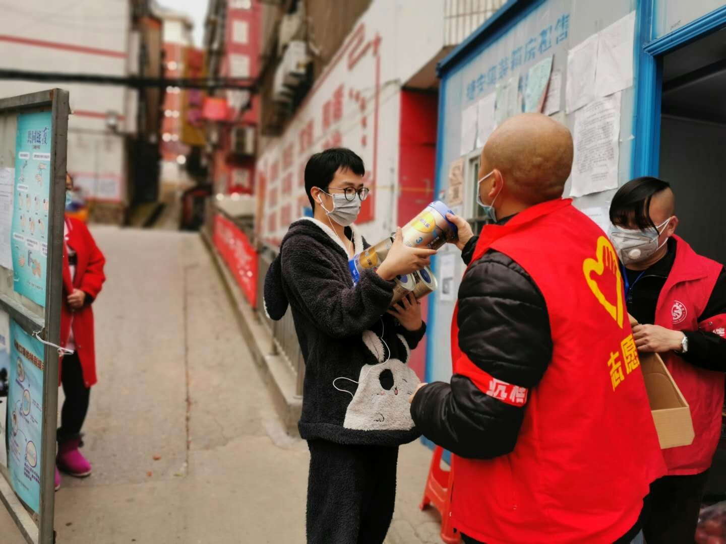 湖北-荊門公交集團-寧飛（社區(qū)義工服務(wù)，幫居民買奶粉）.jpg