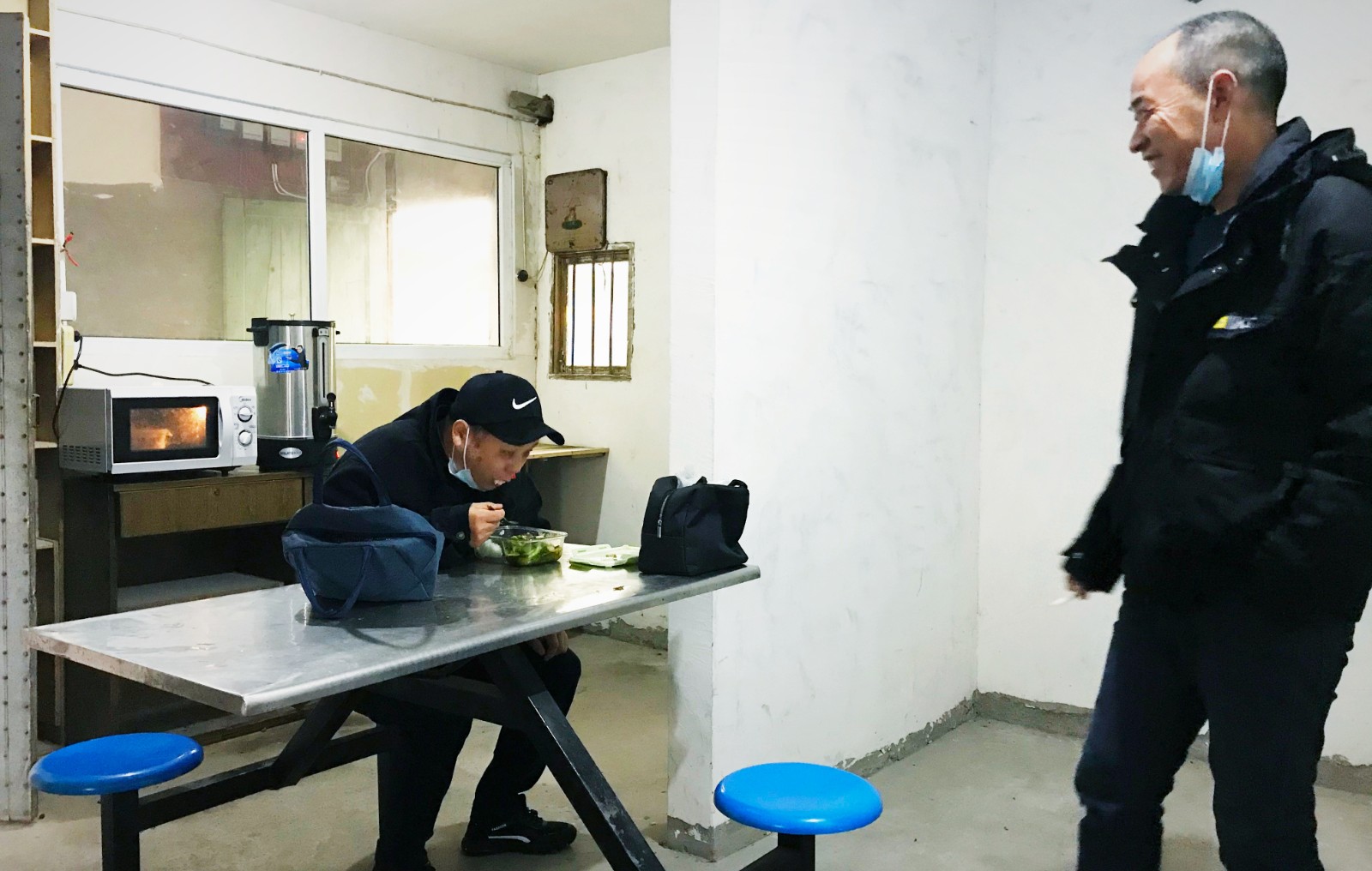 10月份，公司新租建駕駛員休息室之一，駕駛員在休息室內(nèi)愉悅休息與交談.jpg